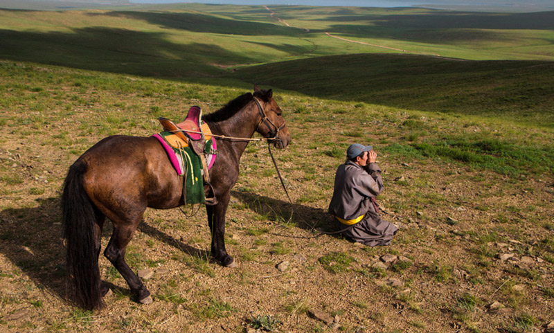 horse riders mongolia 